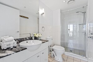 Douche, séchoir à cheveux, serviettes fournies, savon