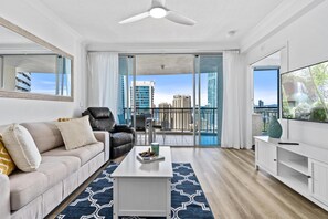 TV - Two-Bedroom Unit with Water View - Q-Stay (SURFERS PARADISE)