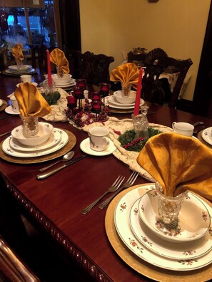 Dagelijks uitgebreid ontbijt (USD 20 per persoon)