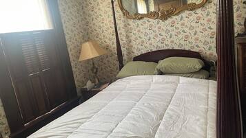 Room, 1 Queen Bed | Iron/ironing board, free WiFi