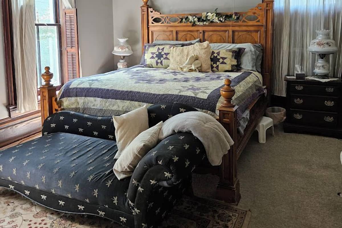 Kamer, 1 kingsize bed, uitzicht op tuin | Een strijkplank/strijkijzer, gratis wifi