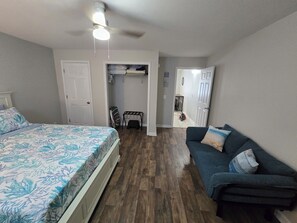 1 室のベッドルーム、WiFi (無料)、ベッドシーツ