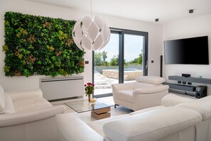 Smart-TV, Kamin, Tischtennisplatte