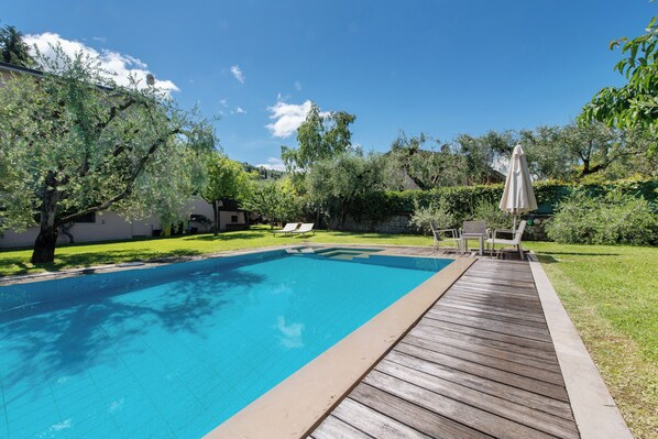 Pool - Apartment 'Appartamento Pittoresco Con Piscina' with Lake View, Wi-Fi and Air Conditioning (Torri del Benaco)