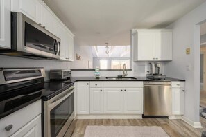 Kjøleskap, mikrobølgeovn, ovn og kokeplater