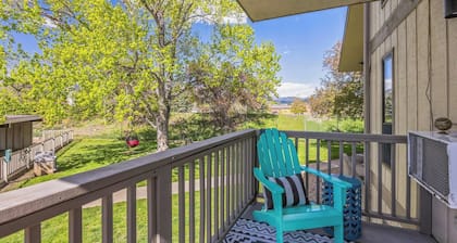 LUX Modern Condo - POOL - Free Parking - CLEAN