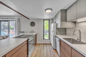 Fridge, microwave, oven, stovetop - LUX Modern Condo - POOL - Free Parking - CLEAN (Boulder)