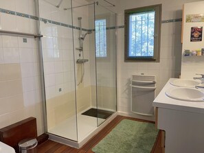 Dusche, Haartrockner, Handtücher