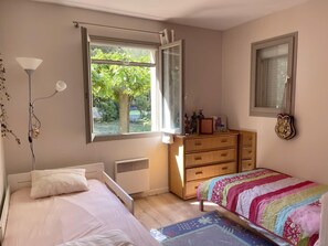 4 habitaciones, tabla de planchar con plancha y ropa de cama
