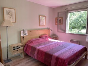 4 bedrooms, iron/ironing board, bed sheets