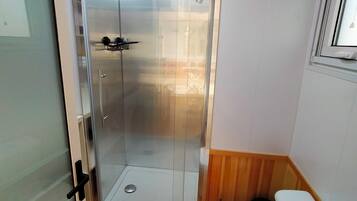 Dutxa, assecador de cabells, tovalloles i sabó