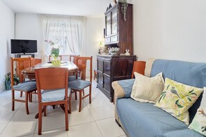 Televisión, chimenea y estéreo 