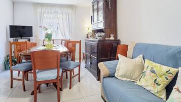 Una televisión, una chimenea, un reproductor estéreo