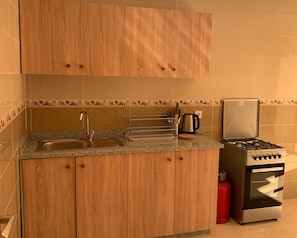 Großer Kühlschrank, Mikrowelle, Herdplatte, Esstisch