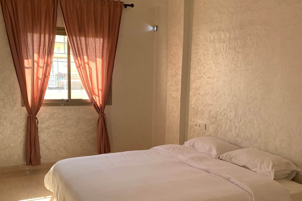 1 kamar tidur, seprai premium, busa memori, dan ruang kerja ramah laptop