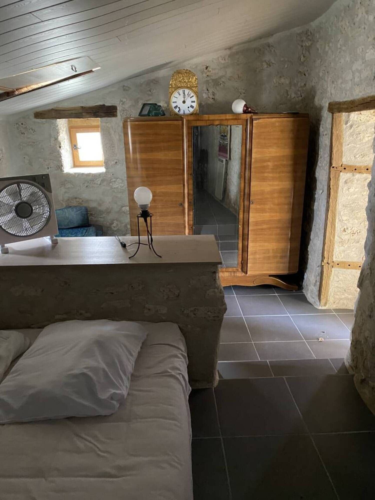 5 slaapkamers, een bureau, een strijkplank/strijkijzer, gratis wifi