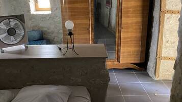 5 slaapkamers, een bureau, een strijkplank/strijkijzer, gratis wifi