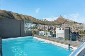 Pool - Modern Penthouse Living Seapoint 2-bedroom Apartment With Mountain & Ocean View (Cape Town)
