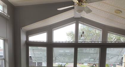 Florida Park Model in Sun RV Resort with all amenities