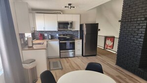 Coffee/tea maker, fridge, microwave, oven - Rural Living Near the Strip in Las Vegas (Las Vegas)