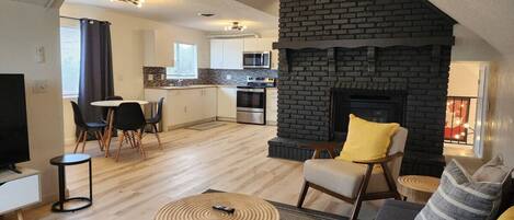 Televisión y chimenea