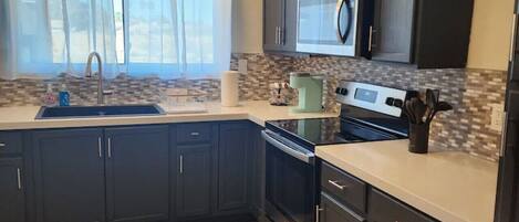 ثلاجة، ميكروويف، فرن، موقد طهي مسطح