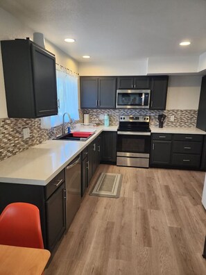 Réfrigérateur, four à micro-ondes, un four, surface de cuisson