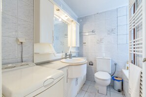 Douche, sèche-cheveux, serviettes fournies