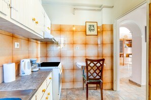 Réfrigérateur, micro-ondes, four, lave-vaisselle