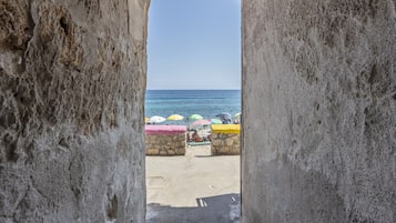 Una spiaggia nelle vicinanze