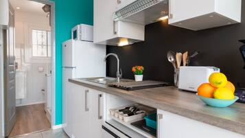 Een koelkast, een microgolfoven, een kookplaat, een vaatwasser