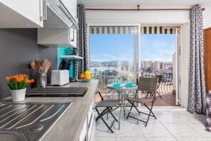 Fridge, microwave, stovetop, dishwasher - Apartment 'Bella Mar' with Sea View, Private Terrace and Air Conditioning (L' ESCALA)