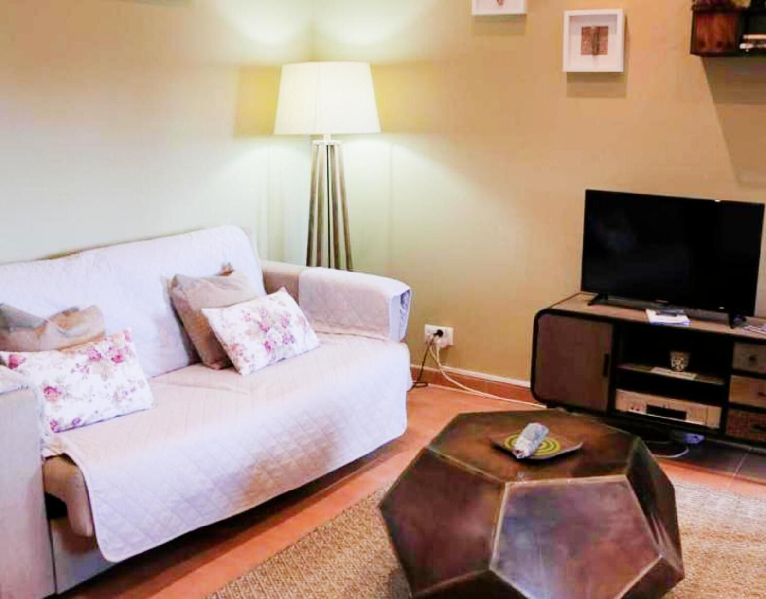 Een televisie en een open haard