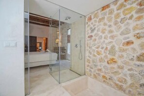 5 多间卧室、熨斗/熨衣板、免费 WiFi、床单