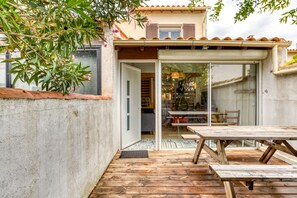 Outdoor dining - Holiday Home 'Maison Climatise, Terrasse' with Private Terrace, Wi-Fi and Air Conditioning (Saintes-Maries-de-la-Mer)