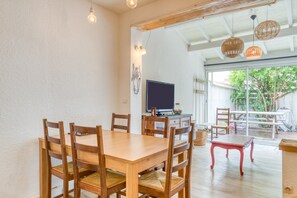 Dining - Holiday Home 'Maison Climatise, Terrasse' with Private Terrace, Wi-Fi and Air Conditioning (Saintes-Maries-de-la-Mer)