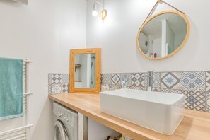 Shower, hair dryer, towels - Holiday Home 'Maison Climatise, Terrasse' with Private Terrace, Wi-Fi and Air Conditioning (Saintes-Maries-de-la-Mer)