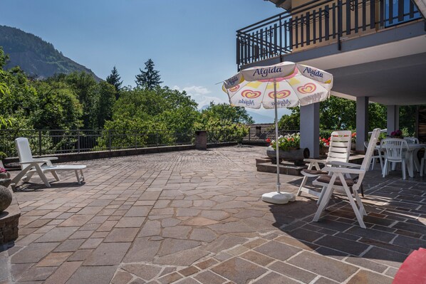 Outdoor dining - Apartment 'Lases Piano Terra' with Mountain View, Private Terrace and Wi-Fi (Lona- Lases)