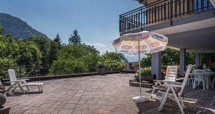 Ferienwohnung 'Lases Piano Terra' mit Bergblick, privater Terrasse und WLAN