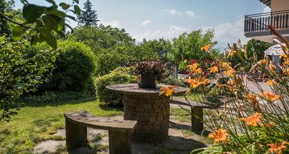 Ferienwohnung 'Lases Piano Terra' mit Bergblick, privater Terrasse und WLAN