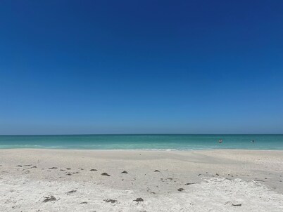 Beachfront..Island Beach Club - Gorgeous First Floor 2 Bed, 2 bath with Pool