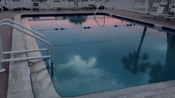 室外游泳池,恒温泳池