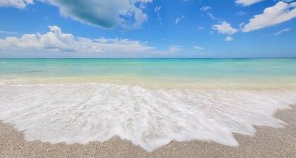 Beachfront..Island Beach Club - Gorgeous First Floor 2 Bed, 2 bath with Pool