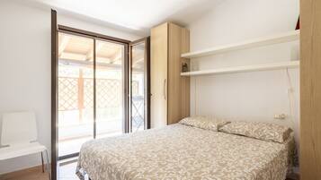 2 soverom, strykejern/-brett og sengetøy