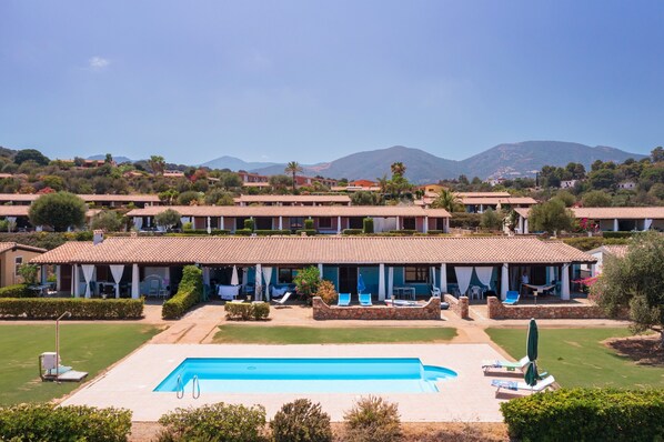 Un hôtel doté d’une piscine, de nombreuses chambres et offrant une vue sur les montagnes.