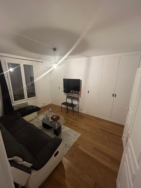 Living area - Appartement à Louer Paris 19 (Paris)