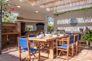 Outdoor dining - Villa 'Es Tancat' with Sea View, Private Pool and Wi-Fi (Sa Ràpita)