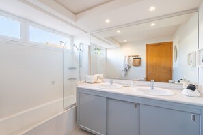 Shower, hair dryer, towels - Villa 'Es Tancat' with Sea View, Private Pool and Wi-Fi (Sa Ràpita)