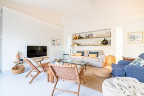 Televisión, chimenea, mesa de ping pong