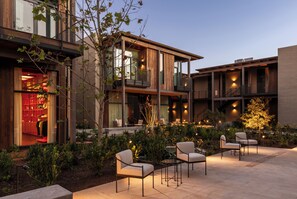 Aperto a colazione, pranzo e cena, cucina americana 